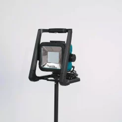 Handheld Spotlights Makita 18-Volt LXT Lithium-Ion Cordless/Corded LED Flood Light -flashlights Shop unnamed file 1857